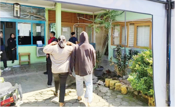 PENERTIBAN RUMAH KOS— Sebanyak 9 orang diamankan dan dibawa ke Mako Satpol PP saat petugas melakukan sejumlah rumah kos di kawasan Ulak Karang (UK), Rabu (24/12).