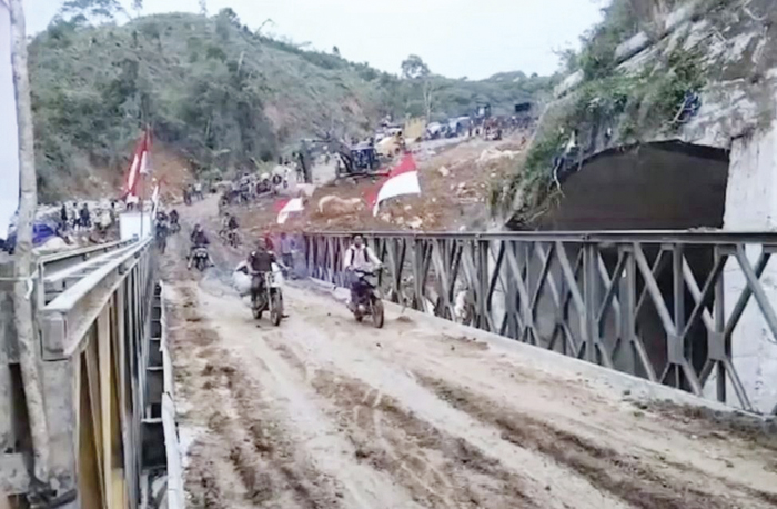 JEMBATAN BAILEY— TNI Angkatan Darat menuntaskan pembangunan Jembatan Bailey Weh Paseh di Kabupaten Bener Meriah, Aceh.