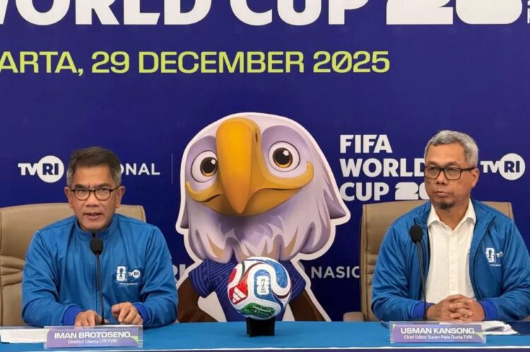 KONFERENSI PERS— Direktur Utama Lembaga Penyiaran Publik (LPP) TVRI Iman Brotoseno dalam konferensi pers di GPO LPP TVRI, Jakarta, Senin (29/12).