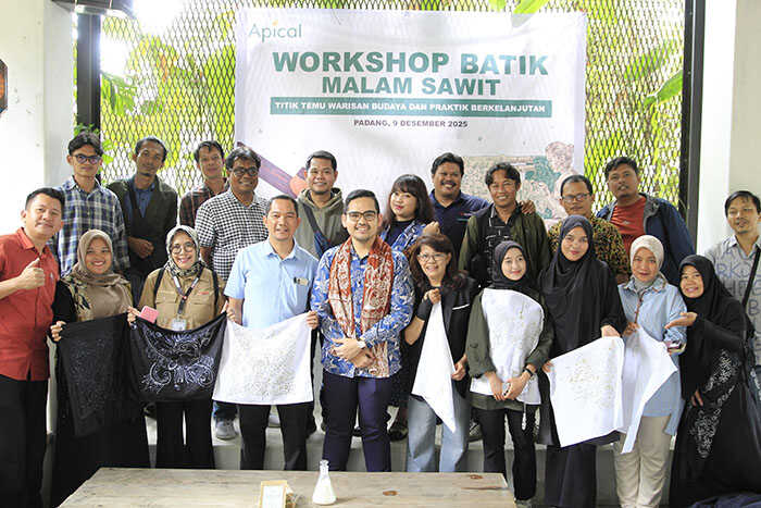Apical Luncurkan Malam Batik Berbasis Sawit di Padang, Hemat Energi hingga 50% 1 FOTO BERSAMA— Head of Corporate Communications Apical, Prama Yudha Amdan bersama jurnalis saat workshop malam sawit di Kota Padang, Selasa (9/12).