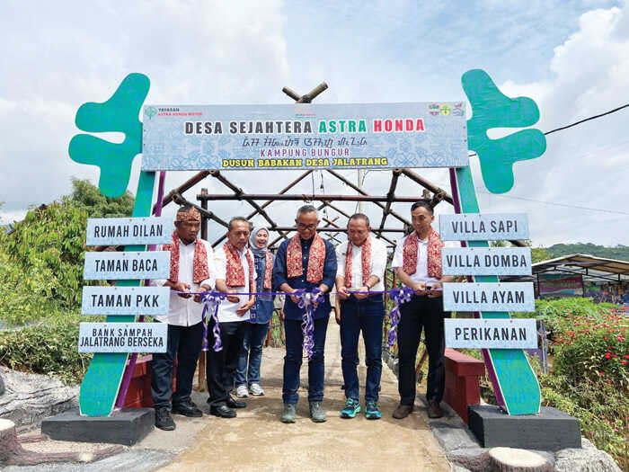 Yayasan AHM Kembangkan Desa Sejahtera Astra Honda di Ciamis 1 RESMIKAN— Ketua Yayasan AHM Ahmad Muhibbuddin (tengah) bersama pemerintah setempat meresmikan Desa Sejahtera Astra Honda Jalatrang, Ciamis.