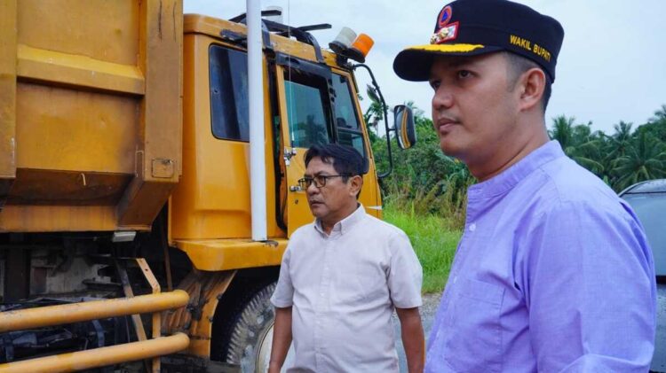 Pascamusibah Banjir dan Banjir Bandang, Bupati Ajak Warga Menjaga Jembatan Kampung Apa 1 TERTIBKAN— Bupati Padangpariaman, John Kenedy Azis, mengeluarkan imbauan tegas kepada pengusaha dan pelaku usaha tambang agar menghentikan sementara aktivitas kendaraan berat melintasi Jembatan Kampung Apa. Jembatan ini menjadi satu-satunya akses vital bagi ribuan warga di lima nagari pasca bencana banjir dan longsor.