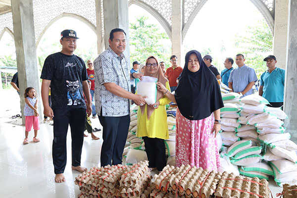 Hari ini, Tanggap Darurat di Kota Pariaman Berakhir, 250 KK Terdampak Banjir Terima Bantuan 1 SALURKAN BANTAUN— Wali Kota Pariaman Yota Balad menyalurkan bantuan sembako bagi warga yang terdampak bencana banjir di Masjid Raya Desa Punggung Lading Kecamatan Pariaman Selatan, Kota Pariaman.