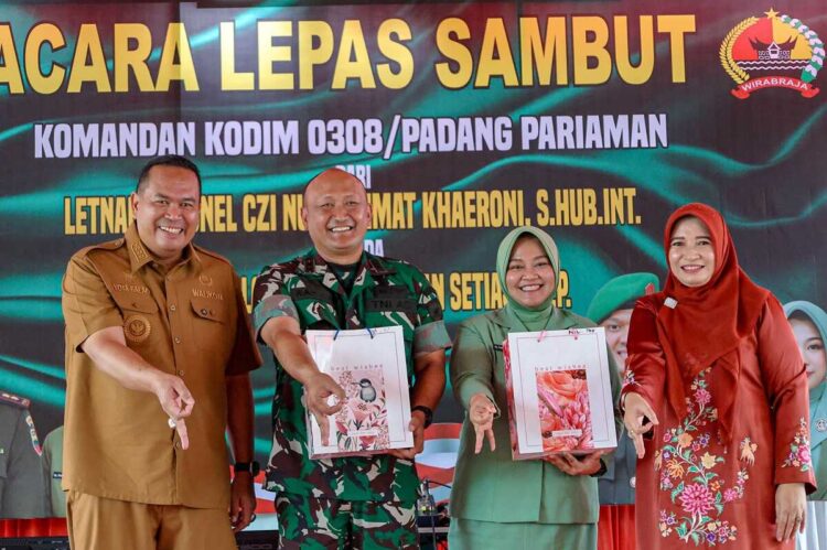 Wako Yota Balad Hadiri Lepas Sambut Dandim 0308 Pariaman, TNI Bersinergi dalam Penanganan Bencanadi Pariaman 1 PISAH SAMBUT— Wali Kota Pariaman Yota Balad saat menghadiri acara lepas sambut Komandan Kodim (Dandim) 0308 Pariaman dari Letnan Kolonel Czi Nur Rahmat Khaeroni kepada yang baru Letnan Kolonel Inf M. Nurman Setiaji di Makodim 0308 Pariaman