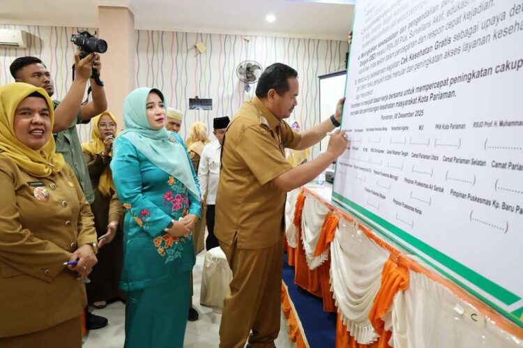 TEKEN—Wali Kota Pariaman Yota Balad. saat mendandatangani dan  membuka  rapat koordinasi (rakor) pencegahan dan pengendalian penyakit (P2P) di Aula RM. Joyo Makmur, kemarin.