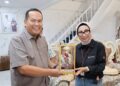 SERAHKAN CENDERA MATA— Wali Kota Yota Balad menyerahkan cendra mata saat kunjungan kerja Kepala Badan Penyuluhan dan Pengembangan SDM Pertanian (BPPSDMP) Kementan RI, Idha Widi Arsanti, di Pendopo Walikota Pariaman.