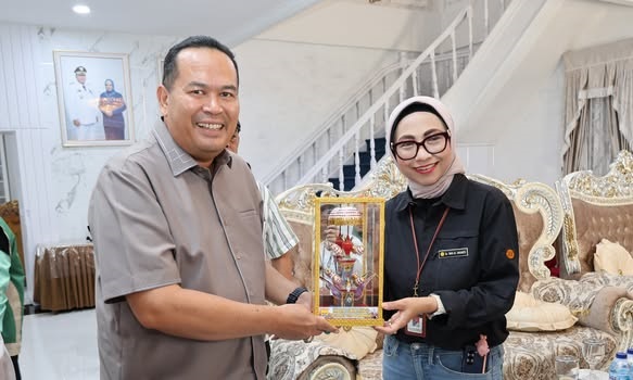 SERAHKAN CENDERA MATA— Wali Kota Yota Balad menyerahkan cendra mata saat kunjungan kerja Kepala Badan Penyuluhan dan Pengembangan SDM Pertanian (BPPSDMP) Kementan RI, Idha Widi Arsanti, di Pendopo Walikota Pariaman.