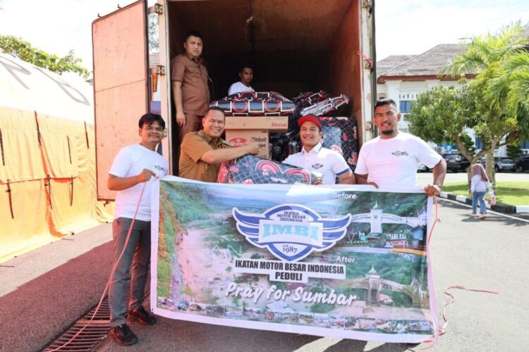 BANTUAN KORBAN BENCANA— Wali Kota Pariaman Yota Balad saat menerima bantuan dari Ikatan Motor Besar Indonesia (IMBI) Sumatra Barat. untuk korbnan terdampak bencana di wilayah Pariaman.