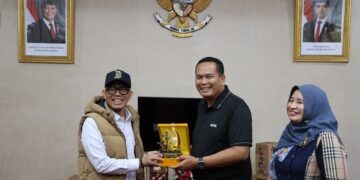 BANTUAN KEMANUSIAAN— Wali Kota Pariaman Yota Balad  serahkan cendera mata kepada Bupati OKU, usai menerima bantuan kemanusiaan untuk korban bencana banjir bandang.
