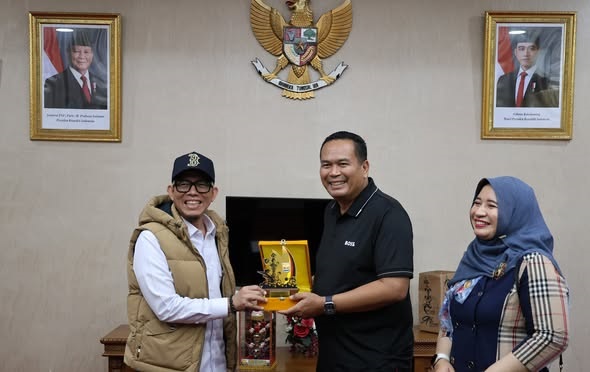 Bupati Oku Serahkan Bantuan Bencana Alam Rp1,2 Miliar 1 BANTUAN KEMANUSIAAN— Wali Kota Pariaman Yota Balad serahkan cendera mata kepada Bupati OKU, usai menerima bantuan kemanusiaan untuk korban bencana banjir bandang.