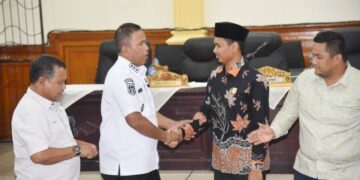 Enam Fraksi DPRD Setujui Lima Ranperda 9 PERSETUJUAN RANPERDA— Wawako Pariaman Mulyadi saat pengeshan lima ranperda di gedung DPRD Pariaman.