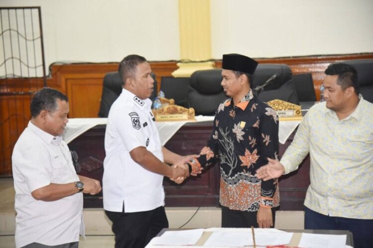 PERSETUJUAN RANPERDA— Wawako Pariaman Mulyadi  saat pengeshan lima ranperda di gedung DPRD Pariaman.