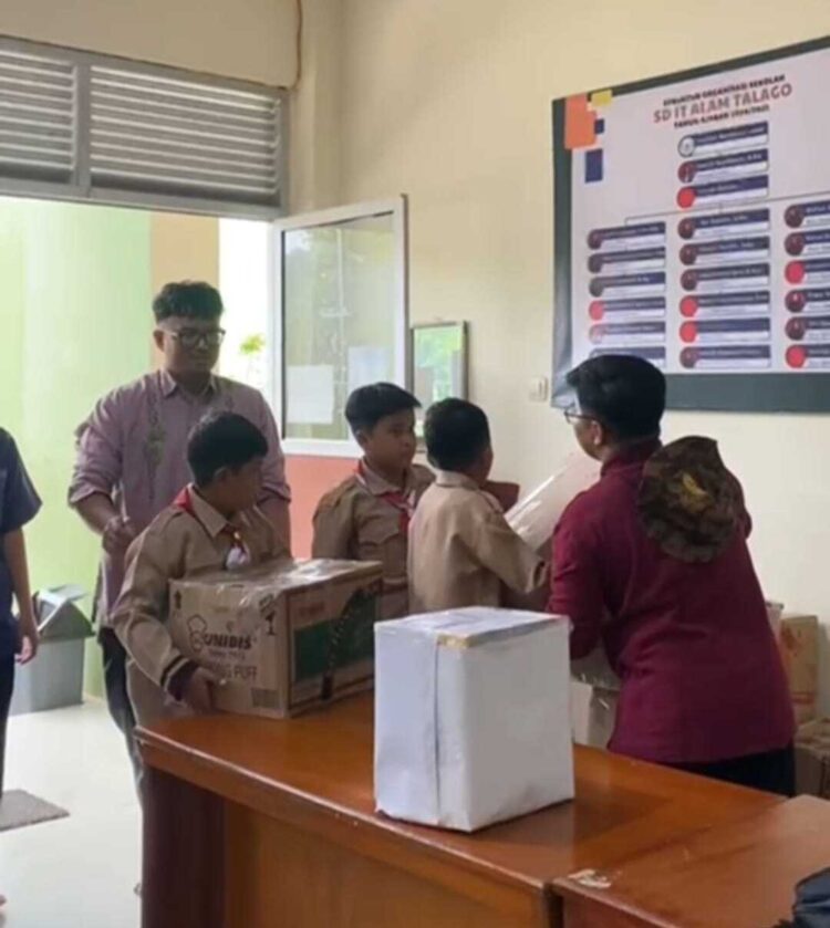 Keluarga Besar SDIT Peduli Korban Bencana, Serahkan Bantuan di Jorong Labuah, Maninjau 1 SALURKAN BANTUAN— Murid-murid Sekolah Dasar Islam Terpadu (SDIT) Alam Talago, Kecamatan Barangin, Kota Sawahlunto mempersiapkan pengiriman bantuan untuk korban bencana