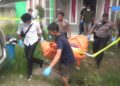 Diduga Tersengat Listrik, Pria 33 Tahun Ditemukan Tewas di Dalam Rumah, Warga Sempat Cium Bau Menyengat 10 EVAKUASI— Polisi dibantu warga mengevakuasi jenazah yang ditemukan meninggal di dalam rumah di Jorong Sungai Sonsang, Nagari Sikabau, Selasa (30/12).