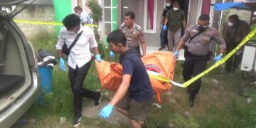 EVAKUASI— Polisi dibantu warga mengevakuasi jenazah yang ditemukan meninggal di dalam rumah di Jorong Sungai Sonsang, Nagari Sikabau, Selasa (30/12).