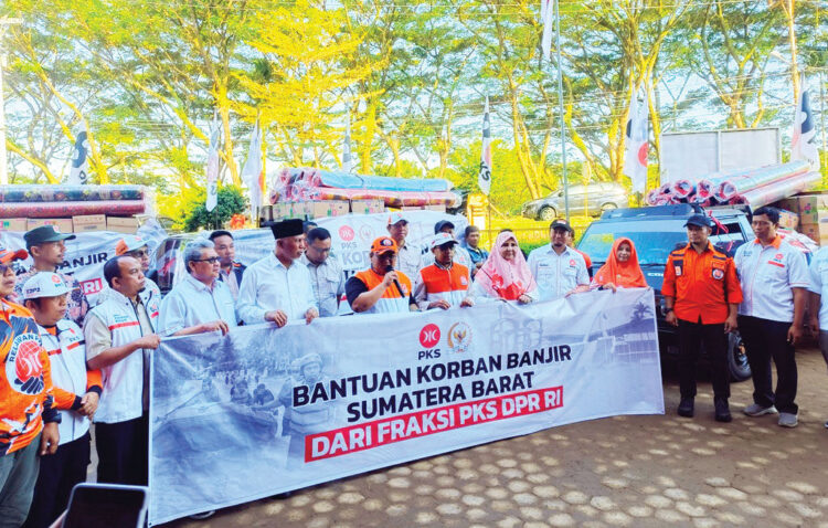 SALIURKAN BANTUAN— PKS ikut meringankan beban masyarakat yang terdampak banjir di Sumbar dengan menyalurkan bantuan kebutuhan pokok ke sejumlah daerah. Penyaluran bantuan dilakukan secara langsung oleh Sekjen DPP PKS, Muhammad Kholid, Senin (1/12), bertempat di halaman Kantor DPW PKS Sumbar.