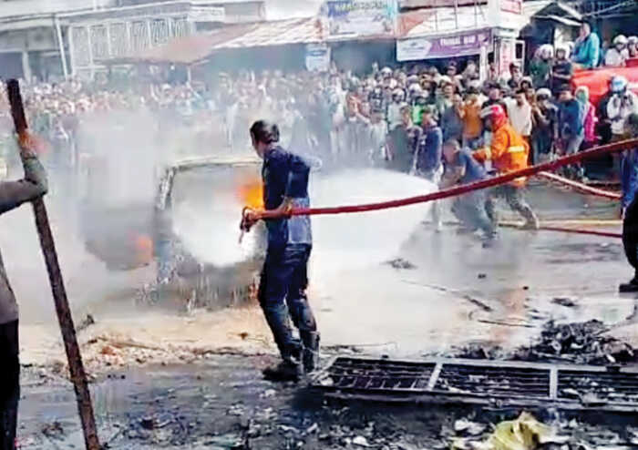 Mobil Avanza Terbakar usai Isi BBM, Petugas Temukan Sejumlah Jeriken 1 PADAMKAN API— Petugas Damkar berusaha memadamkan api yang membakar satu unit mobil Avanza usai mengisi BBM di SPBU Garegeh, Senin (15/12) sore.