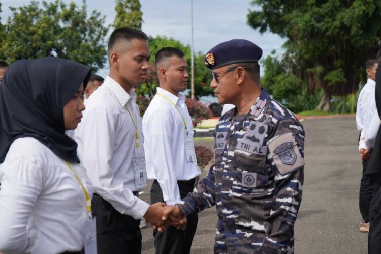 SALAM— Wadankodaeral II Laksamana Pertama TNI Mulyadi. S.E., CRMP , M.Tr.Opsla, salami saat  melepas dan sekaligus memberi pengarahan.