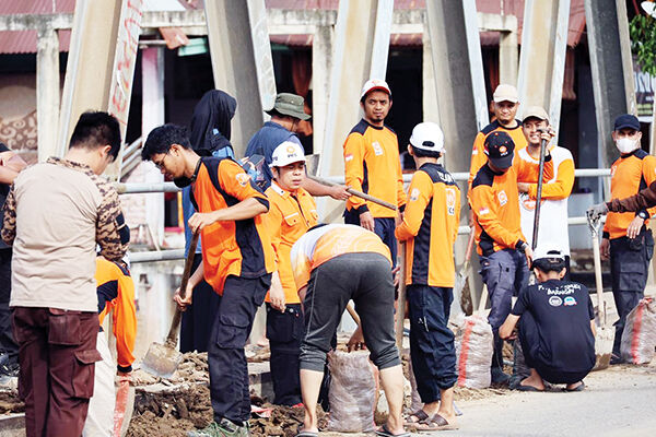 PEMULIHAN PASCABENCANA— DPD PKS Kota Padang mengerahkan sedikitnya 1.000 kader untuk membantu proses pemulihan pascabencana banjir bandang dan longsor yang melanda sejumlah wilayah di Kota Padang.