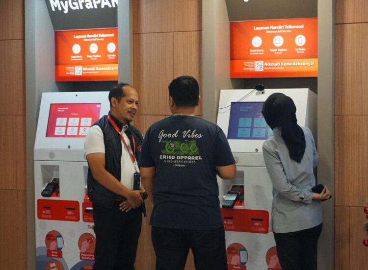PELAYANAN TERBAIK— Telkomsel memastikan layanan pelanggan GraPARI telah kembali beroperasi penuh di sejumlah wilayah terdampak bencana di Aceh dan Sumatera Utara, sebagai bagian dari komitmen perusahaan dalam memberikan pelayanan terbaik bagi pelanggan di tengah masa pemulihan pascabencana.