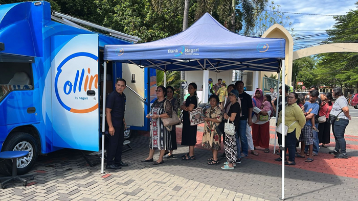 PENUKARAN UANG— Masyarakat antusias melakukan penukaran uang baru yang disediakan BI Sumbar.