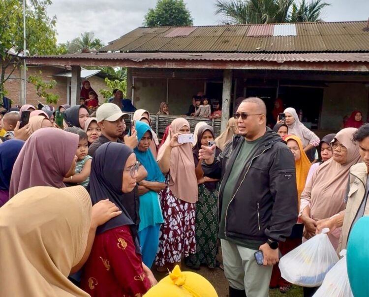 TINJAU KORBAN BANJIR— Wakil Ketua Komisi VI DPR RI, Andre Rosiade, saat meninjau korban banjir bandang beberapa waktu lalu. Andre memastikan pemerintah pusat mempercepat pembangunan lima jembatan baru di Sumbar pascabanjir dan longsor yang melanda sejumlah wilayah pada akhir November lalu.