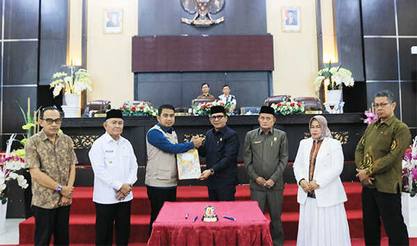 APBD Tahun Anggaran 2026 Disahkan, Komitmen Kuat Mewujudkan Tujuan Pembangunan Kota Solok 1 PENYERAHAN berita acara pengesahan APBD Kota Solok tahin anggaran 2026 oleh Ketua DPRD Kota Solok Fauzi Rusli kepada Walikota Solok Ramadhani Kurana Putra.