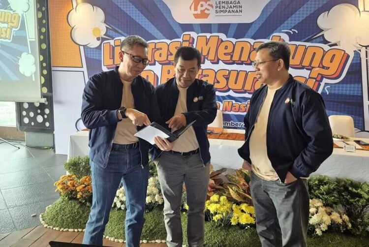 LPS Siap Jalankan Penjaminan Polis pada 2027, Klaim Asuransi Dijamin hingga Rp 700 Juta 1 KOMPAK— Direktur Eksekutif Surveilans, Data dan Pemeriksaan Asuransi LPS Suwandi, Anggota Dewan Komisioner Bidang Program Penjaminan Polis LPS Ferdinan D. Purba dan Direktur Eksekutif Klaim dan Resolusi Bank