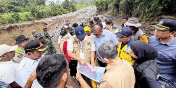 Andre Rosiade Tinjau Lokasi Jembatan Putus Malalak, Dorong Percepatan Perbaikan Infrastruktur Pascabanjir Bandang 9 Andre Rosiade Tinjau Lokasi Jembatan Putus Malalak, Dorong Percepatan Perbaikan Infrastruktur Pascabanjir Bandang