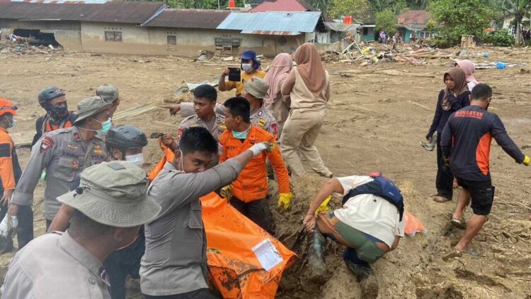 Tim SAR Kembali Temukan 6 Korban Banjir Bandang di Agam, 1 Teridentifikasi, 5 Berstatus Mr dan Ms X 1 EVAKUASI— Tim SAR kembali menemukan dan mengevakuasi 6 korban banjir bandang di Kecamatan Palembayan, Kabupaten Agam, Sabtu (6/12). Dari 6 korban tersebut, 1 berhasil teridentifikasi, sementara 5 lainnya masih berstatus Mr X dan Ms X.