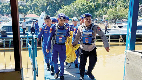 Mengambang di Perairan Pulau Anak Aia, Ditpolairud Polda Sumbar Evakuasi 1 Jenazah Korban Banjir Bandang 1 EVAKUASI— Tim SAR Ditpolairud Polda Sumbar mengevakuasi satu jenazah korban banjir bandang yang ditemukan mengambang di perairan Pulai Anak Aia, Kota Padang.