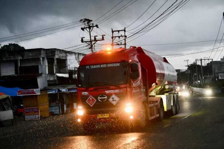 Menembus Banjir, Perjuangan AMT Pertamina Selamatkan Suplai Energi di Bireuen 1 SUPLAI ENERGI— PT Pertamina (Persero) berhasil mencapai salah satu wilayah yang terisolasi di Bireuen akibat banjir bandang yang melanda Aceh, Sumatera Utara, dan Sumatera Barat.