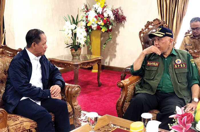 Sambut Menteri Lingkungan Hidup, Gubernur Mahyeldi Minta Dukungan Pemulihan Pascabencana 1 SAMBUT MENTERI— Gubernur Sumatera Barat (Sumbar), Mahyeldi Ansharullah menyambut langsung kedatangan Menteri Lingkungan Hidup RI, Hanif Faisol Nurofiq di Bandara Internasional Minangkabau (BIM), Selasa (9/12).