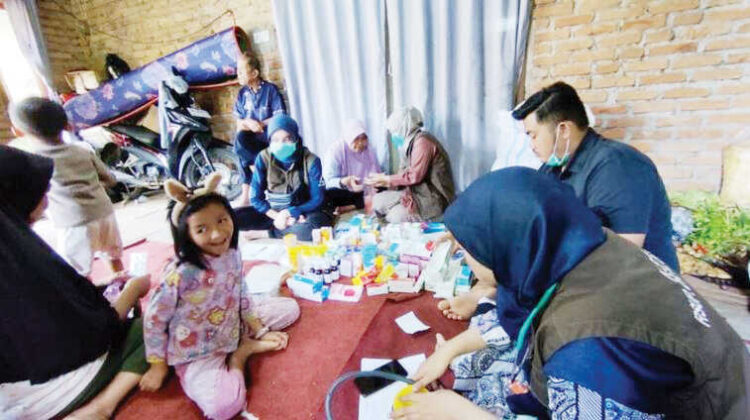 RSUP Dr. M. Djamil Beri Bantuan Pemulihan Mental Anak Korban Banjir Bandang 1 PEMULIHAN KESEHATAN MENTAL— Tim Nakes RSUP Dr. M. Djamil bergerak aktif dalam upaya pemulihan kesehatan mental atau psikososial bagi anak-anak terdampak bencana.
