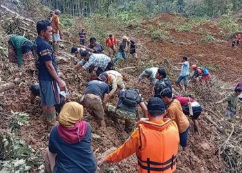 Alat Berat Tak Kunjung Didatangkan, 5 Warga Tertimbun Longsor di Pasbar Belum Ditemukan