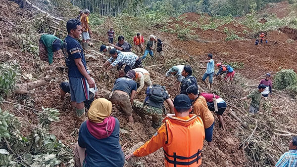 Alat Berat Tak Kunjung Didatangkan, 5 Warga Tertimbun Longsor di Pasbar Belum Ditemukan 1 PENCARIAN— Warga bersama tim gabungan melakukan pencarian lima warga yang tertimbun longsor diJorong Harapan Tingam Kajai, Nagari Sinuruik, Kecamatan Talamau, secara manual.