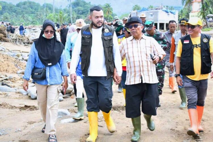 Percepat Pemulihan, Wako Goro Massal di TBG dan Kapalo Koto, Bersihkan Lumpur Tebal dan Material Sisa Banjir Bandang 1 PEMULIHAN KAPALO KOTO— Wako Padang Fadly Amran, turun langsung memimpin aksi goro massal pembersihan material sisa bencana di Kelurahan Kapalo Koto, Kecamatan Pauh, dengan melibatkan ratusan personel gabungan dari ASN, TNI-Polri dan warga setempat, Minggu (14/12) pagi.