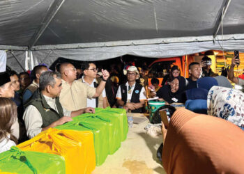 KUNJUNGI TABING BANDA GADANG— Ketua MPR RI, Ahmad Muzani, didampingi Sekretaris Fraksi Gerindra MPR RI Andre Rosiade mengunjungi warga terdampak parah banjir bandang di Kompleks Griya Permata, Kelurahan Tabing Banda Gadang, Kecamatan Nanggalo, Sabtu (13/12).