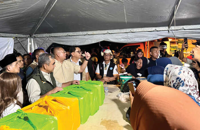Andre Rosiade Dampingi Ketua MPR Ahmad Muzani Kunjungi Korban Banjir Bandang Tabing Banda Gadang 1 KUNJUNGI TABING BANDA GADANG— Ketua MPR RI, Ahmad Muzani, didampingi Sekretaris Fraksi Gerindra MPR RI Andre Rosiade mengunjungi warga terdampak parah banjir bandang di Kompleks Griya Permata, Kelurahan Tabing Banda Gadang, Kecamatan Nanggalo, Sabtu (13/12).
