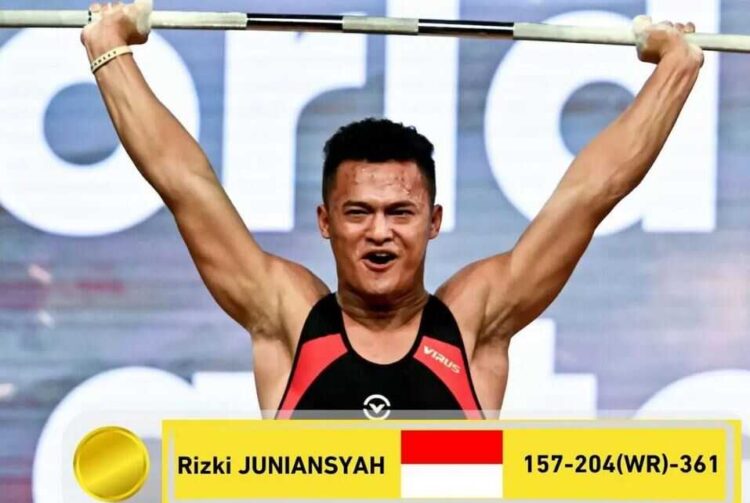 REKOR DUNIA— Rizki Juniansyah tunjukkan kelasnya dengan memecahkan rekor di kelas 79 Kilogram.