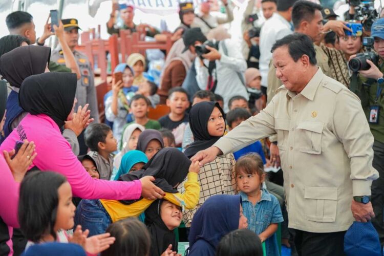 Tergetkan Huntara Selesai dalam Satu Bulan, Tinjau Jembatan Bailey Padang Mantuang dan Jalan Putus Lembah Anai, Prabowo: Semua Kerja Keras untuk Pemulihan 1 PENINJAUAN LANGSUNG— Presiden RI Prabowo Subianto kembali ke Sumbar untuk meninjau langsung beberapa lokasi yang terdampak banjir bandang, Kamis (18/12). Kehadiran orang nomor satu di Indonesia ini didampingi sejumlah Menteri seperti, Mendagri, Menteri ESDM, Menhan, Mensesneg, Sekretaris Kabinet, Kepala BNPB, Panglima TNI, dan Kapolri.