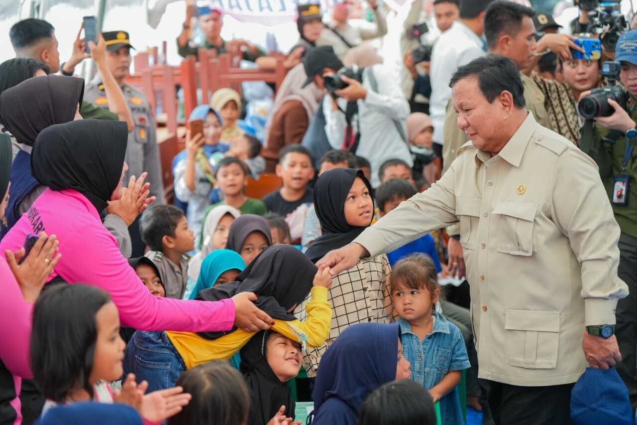 Tergetkan Huntara Selesai dalam Satu Bulan, Tinjau Jembatan Bailey Padang Mantuang dan Jalan Putus Lembah Anai, Prabowo: Semua Kerja Keras untuk Pemulihan