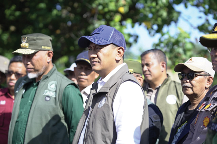TUMPUKAN KAYU DI PANTAI MORGAN— Gubernur Sumbar Mahyeldi Ansharullah, bersama Wakil Menteri Kehutanan, Rohmat Marzuki, memimpin langsung goro membersihkan tumpukan material kayu dan sampah di kawasan Pantai Morgan, Kelurahan Parupuak Tabiang, Kota Padang, Sabtu (20/12).