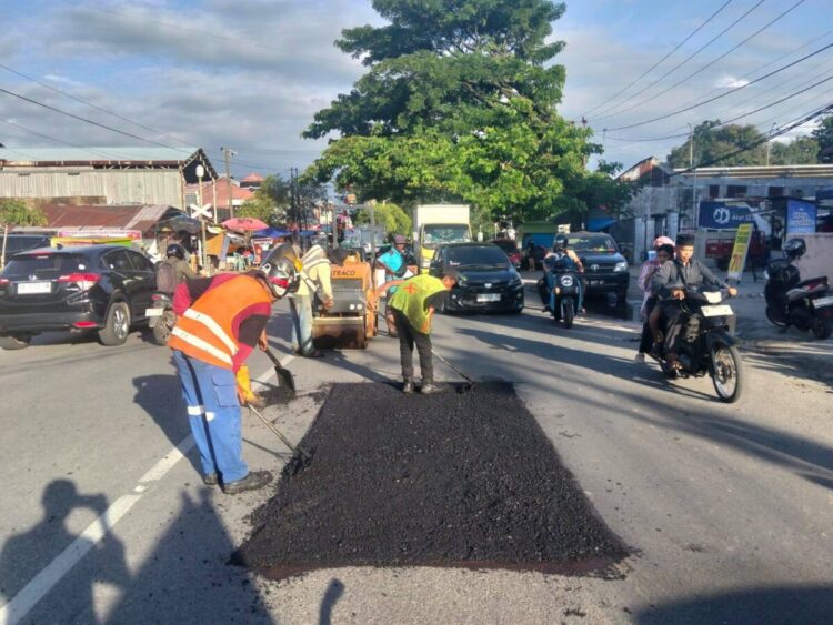 PENAMBALAN JALAN— Dinas Pekerjaan Umum dan Penataan Ruang (DPUPR) Kota Padang melakukan penambalan (patching) jalan. Penambalan dilakukan di sejumlah titik, seperti di jalan Khatib Sulaiman, jalan Raden Saleh, Simpang Haru hingga jalan Dr.Wahidin.