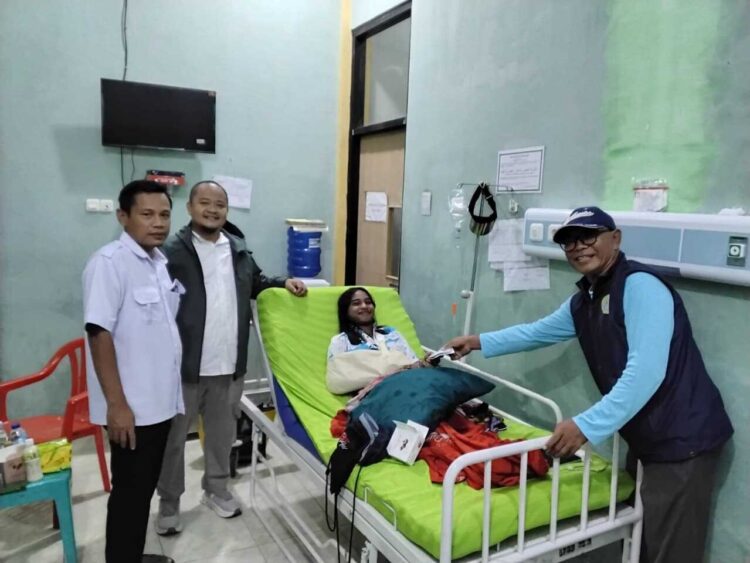 Waketum Bidang IT KONI Sumbar Jenguk Atlet Sepatu Roda Peraih Dua Emas yang Cedera Saat Kejurnas 1 JENGUK— Wakil Ketua Umum (Waketum) Bidang IT KONI Sumbar, Dolla Indra mengunjungi atlet sepatu roda Sumbar, Cory Daria yang sedang dirawat di RSUD M. Yamin Kota Pariaman pada Rabu (10/12).