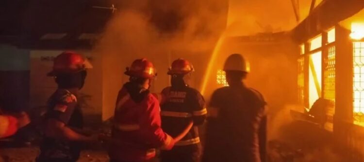 KEBAKARAN— Kebakaran hebat melanda kawasan pertokoan di Jalan Tanah Sirah, Kelurahan Cengkeh Nan XX, Kecamatan Lubuk Begalung, Kota Padang, Rabu (24/12) malam. Peristiwa tersebut menghanguskan dua petak toko plastik dan menyebabkan kerugian materi yang ditaksir mencapai Rp1,5 miliar.