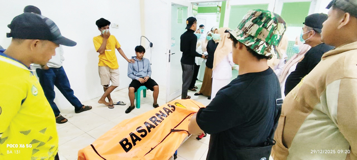 KORBAN HANYUT— Mak Arus (57) ditemukan tak bernyawa setelah satu hari pencarian akibat terseret arus Sungai Batang Kapur.