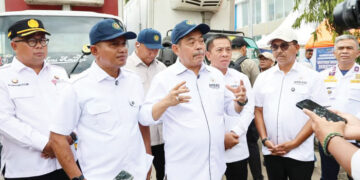 BANTUAN— Ketua Umum Apkasi Bursah Zarnubi didampingi dewan pengurus saat memberikan bantuan kemanusiaan program Apkasi Peduli Bencana di Posko Tanggap Darurat Kabupaten Solok, Sumbar.