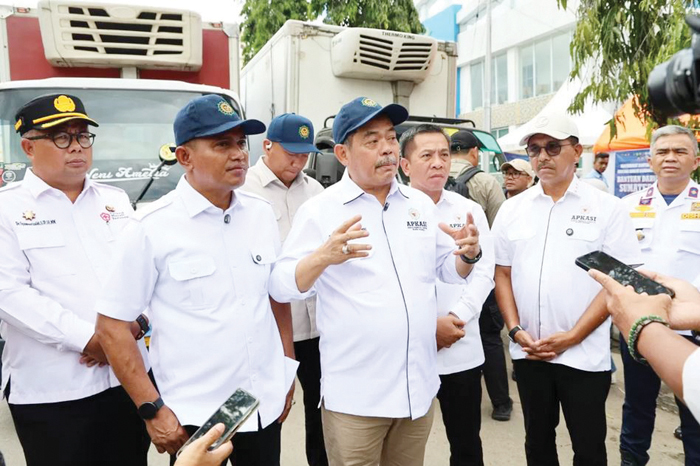 BANTUAN— Ketua Umum Apkasi Bursah Zarnubi didampingi dewan pengurus saat memberikan bantuan kemanusiaan program Apkasi Peduli Bencana di Posko Tanggap Darurat Kabupaten Solok, Sumbar.