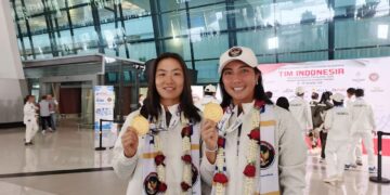 PERAIH MEDALI EMAS— Janice Tjen (kiri) dan Aldila Sutjiadi tiba di tanah air setelah menyabet medali emas di SEA Games 2025.